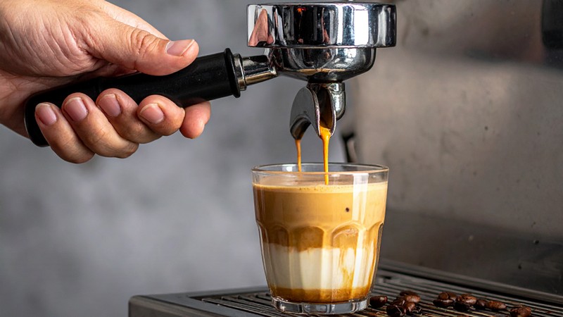 Kávégép-kalauz: hogyan csinálj baristát a pultosodból?